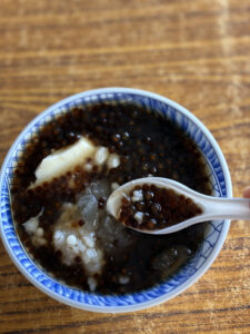 不只是粉圓冰!在那棵 80 歲大樹下,藏著最溫柔的守候 大樹腳阿欽伯的粉圓冰